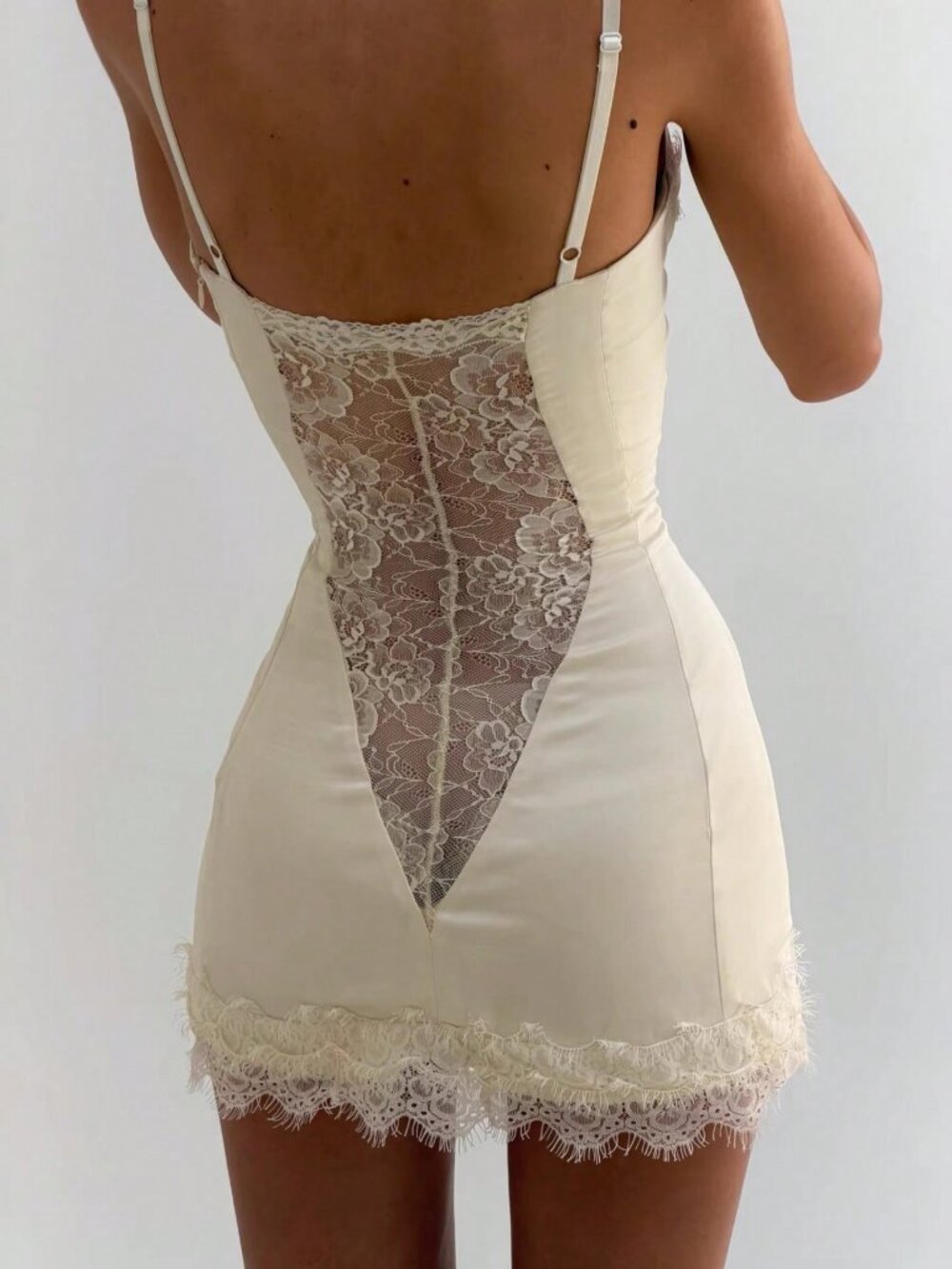 White Elegant Women's Slimming Strapless Suspender Dress With Lace Patchwork - Picture 2 of 4